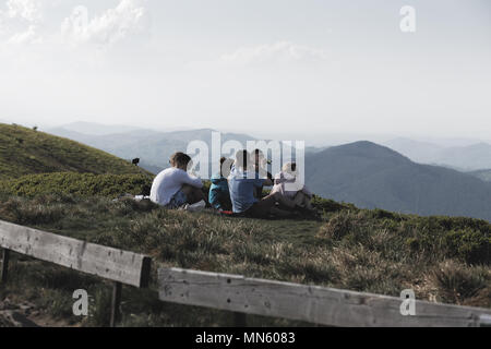 Die Jugendlichen Wanderer ausruhen und einen selfie an der Spitze des Berges Stockfoto