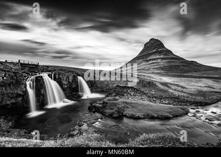 Kirkjufellsfoss Wasserfall mit Kirkjufell Berg, Island in Schwarz und Weiß Stockfoto