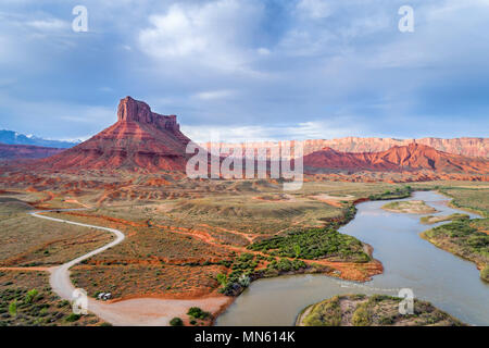Luftbild des Colorado River an der felsigen Schnelle über Moab, Utah Stockfoto
