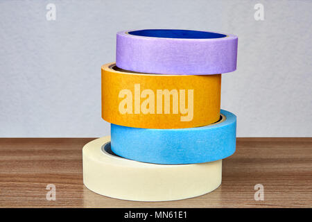 Vier verschiedene Farbe rollen Klebeband gefaltet auf dem Tisch stapeln. Stockfoto