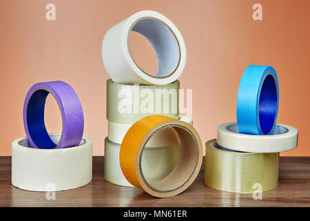 Stapel von Papier und Verpackung scotch Abdeckband auf Tisch. Stockfoto