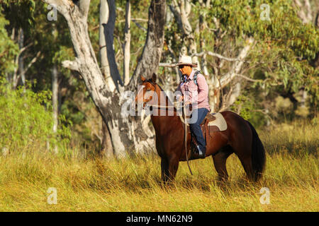 Aboriginal Frau Reiten auf dem Bauernhof. Stockfoto