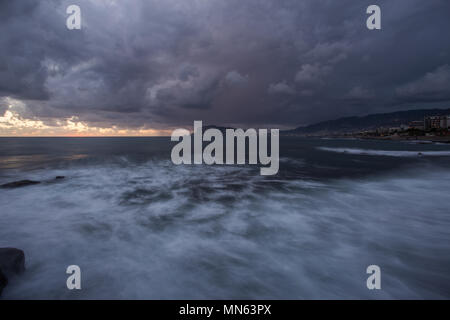 Alanya bei Sonnenuntergang. Lange Belichtung geschossen mit dramatischen Wolken, Wellen und Sturm auf dem Meer. Stockfoto