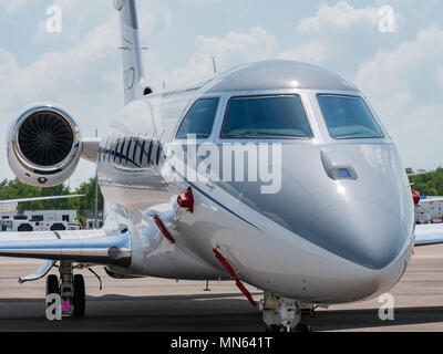 Vorderansicht des Gulfstream G 280 Business Jet auf dem Display während Singapore Airshow 2018 am Changi Exhibition Centre in Singapur. Stockfoto