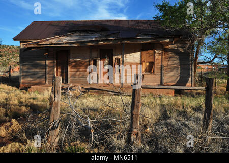 Die Reste von einem Zaun stehen vor einem verlassenen Haus in der Route 66 Stadt Cuervo, New Mexiko. Stockfoto