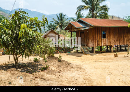 Dorf am Ufer des Mekong River im Norden von Laos. Stockfoto