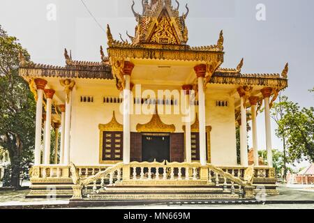 Die Fassade des großen Tempels von Wat kraom mit all seinen Ornamenten Sihanoukville. Kambodscha Stockfoto