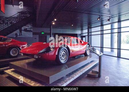 Naples, Florida, USA - Mai 5, 2018: Rot 1964 Porsche 904 Carrera GTS bei der Drehzahl Institut in Naples, Florida. Nur für den redaktionellen Gebrauch bestimmt. Stockfoto