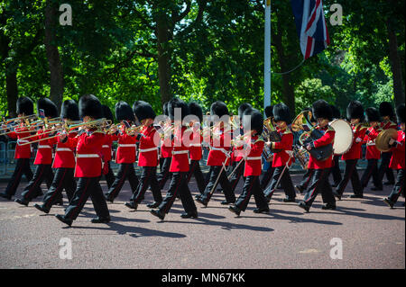 LONDON - 17. JUNI 2017: Militärkapelle marschiert in der Ausbildung der Mall in einer königlichen die Farbe Zeremonie zu Ehren des Geburtstages der Königin Stockfoto