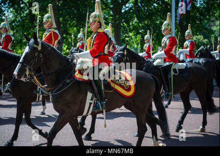 LONDON - 17. JUNI 2017: Royal Guards der Haushalt Golgatha auf dem Pferd in den zeremoniellen einheitlichen Pass in die Mall gekleidet. Stockfoto