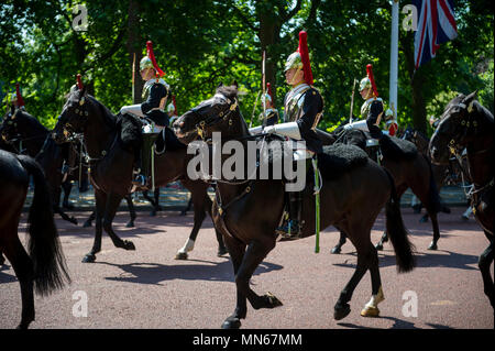 LONDON - 17. JUNI 2017: Royal Guards der Haushalt Golgatha auf dem Pferd in den zeremoniellen einheitlichen Pass in die Mall gekleidet. Stockfoto