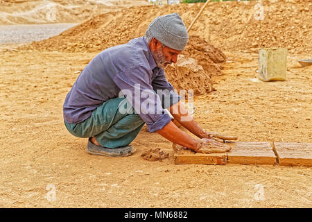 Clayman Ziegel machen Stockfoto