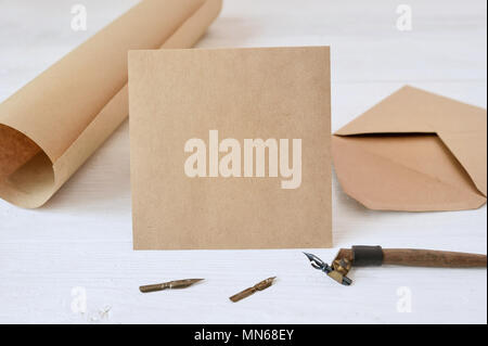 Kalligrafische Feder einen Umschlag und einen Brief, Grußkarte Stockfoto