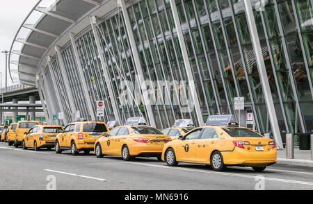 Gelbe Taxis haben eine Linie vor dem Terminal der JFK Flughafen 4 gebildet. Stockfoto