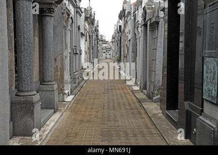 Gehweg oder Mall an der Friedhof von Recoleta, Buenos Aires, Argentinien. Stockfoto