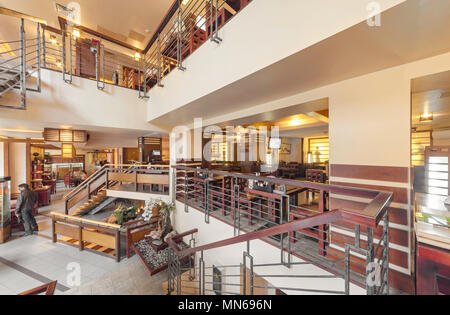 Moskau - September 2014: in einer luxuriösen, modernen großen Cafe' GIN - KEINE TAKI mit japanischen Küche. Blick auf ein zweistöckiges Restaurant innen Stockfoto