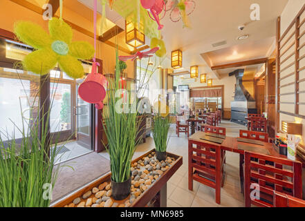 Moskau - September 2014: in einer luxuriösen, modernen großen Cafe' GIN - KEINE TAKI mit japanischen Küche. Blick auf den Haupteingang zum Restaurant von Stockfoto