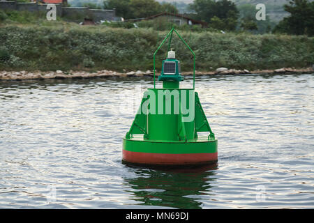 Grün navigation Boje schwimmt auf Wasser in der Nähe der Küste. Varna, Bulgarien Stockfoto