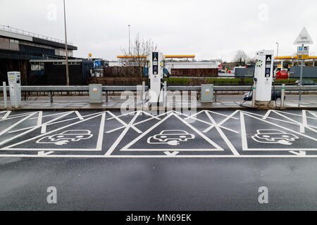 Elektrofahrzeug plug in Orte in einer Autobahn Dienstleistungen Parkplatz in England Stockfoto