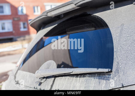 Nahaufnahme Foto von dem Auto Scheibenwischer auf schmutzige Heckscheibe der modernen SUV-Auto Stockfoto