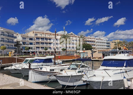 Sportboote vertäut im Hafen von Cala Bona, Mallorca Stockfoto