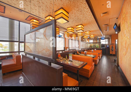 Moskau - September 2014: Der Innenraum des populären japanischen Sushi Restaurant "TANUKI'. Halle mit Leder orangefarbenen Sofas Stockfoto