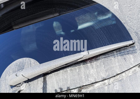 Nahaufnahme von Auto Scheibenwischer auf schmutzige Heckscheibe der modernen SUV-Auto Stockfoto