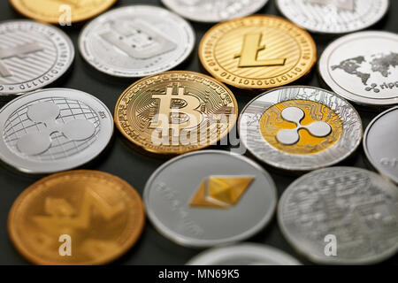Muster der Münzen LTC, ETH, BTC, XMR, XRP auf einem dunklen Hintergrund. Geschäftskonzept. Stockfoto