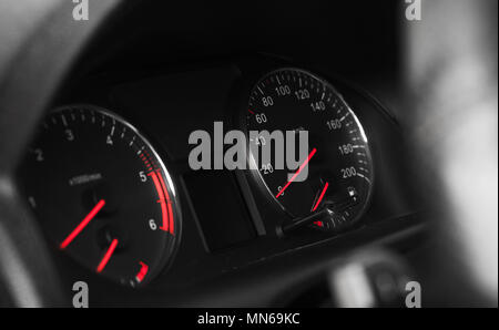 Nahaufnahme ob moderne Automobile Armaturenbrett mit Tachometer auf schwarzem Hintergrund Stockfoto