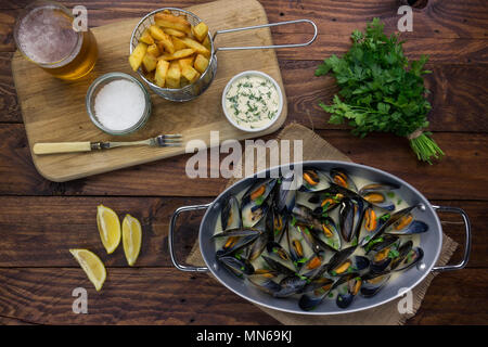 Miesmuscheln in Weißweinsauce mit stückigen Chips und Dill Mayonnaise zubereitet Stockfoto