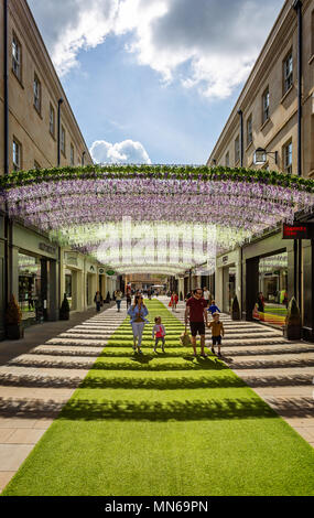 Masse an bunten Blumen bilden Arch im Southgate Street Shopping Center in Bath, Somerset, Großbritannien am 13. Mai 2018 getroffen Stockfoto