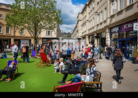 Shopper in Southgate Einkaufszentrum in Bath, Somerset, Großbritannien am 13. Mai 2018 getroffen Stockfoto