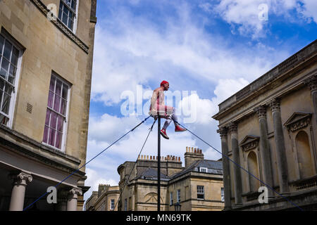 Street artist oben an Pol in Stall Street, Bath, Somerset, UK am 13. Mai 2018 getroffen Stockfoto