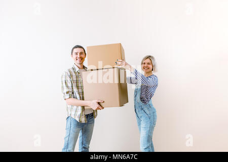 Bild des jungen Mann und Frau mit Karton Stockfoto