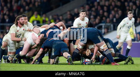 LONDON, ENGLAND - 04. Februar: Tom Wood und Nathan Hughs in Alarmbereitschaft, während die Kugel bricht aus dem scrum während des Spiels zwischen England v France RBS Six Nations Turnier bei Twickenham Stadium, am 4. Februar 2017 in London, England. Foto von Paul Cunningham Stockfoto