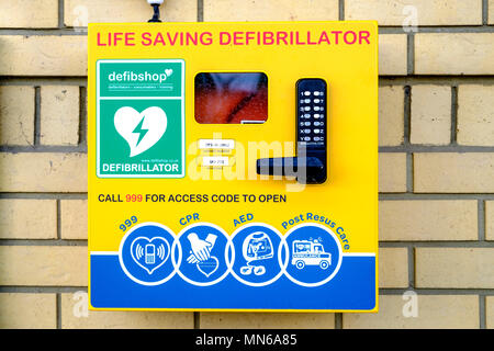 Defibrillator an eine Wand an einem öffentlichen Ort angeschlossen Stockfoto