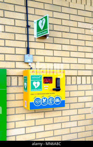 Defibrillator an eine Wand an einem öffentlichen Ort angeschlossen Stockfoto