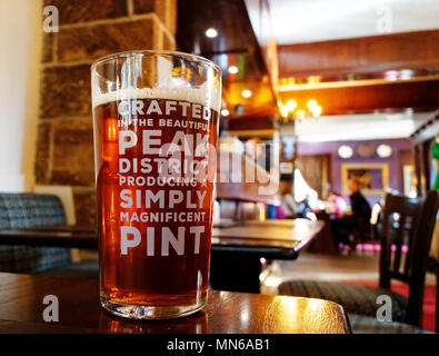 Ein Pint Bier auf einen Tisch. Der Pub ist der Pfau Hotel in Bakewell und das Bier ist vor Ort gebraut. Stockfoto