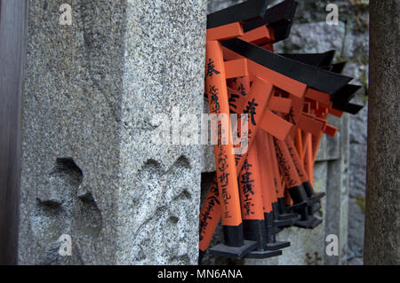 Kleine tori Gates im Fushimi Inari Schrein in Kyoto, Japan Stockfoto