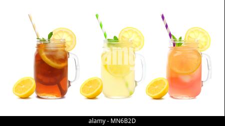 Drei Mason jar Gläser Sommer Eistee, Limonade und Pink lemonade Getränke auf weißem Hintergrund Stockfoto