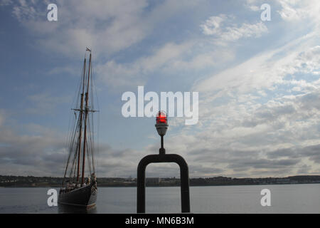 Die Bluenose II Segeln im Hafen von Halifax, Nova Scotia. Stockfoto