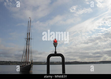 Die Bluenose II Segeln im Hafen von Halifax, Nova Scotia. Stockfoto