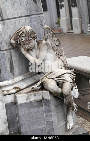 Statue eines schlafenden Jungen Engel in La Recoleta Friedhof in Buenos Aires, Argentinien. Stockfoto