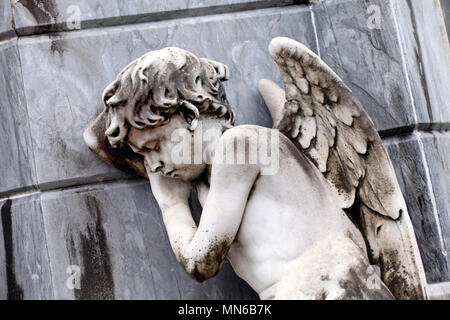 Statue eines schlafenden Jungen Engel in La Recoleta Friedhof in Buenos Aires, Argentinien. Stockfoto