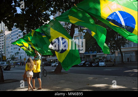 Copacabana, Rio de Janeiro - 17. April 2016: Street Distributoren verkaufen die Nationale Fahnen von Brasilien während eines Protestes gegen Präsident Dilma Rousseff Stockfoto