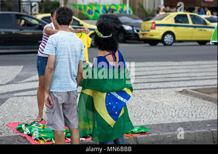 Strand von Copacabana, Rio de Janeiro - 17. April 2016: Street Distributoren verkaufen die Nationale Fahnen von Brasilien während eines Protestes gegen Präsident Dilma Rousseff Stockfoto