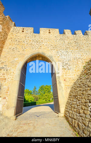 Sun Tür in Tomar Festung, Portugal, die zum UNESCO-Weltkulturerbe zählt. Tomar Kloster - Festung war Teil eines Verteidigungssystems erstellt von Ritter von Horden der Templer. Saison Sommer, blauer Himmel. Vertikale erschossen. Stockfoto