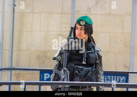 12. Mai 2018 Via Dolorosa in Jerusalem Israel eine junge israelische Polizistin auf Aufgabe kurz vor der 70 Jahre Unabhängigkeit feiern. Stockfoto