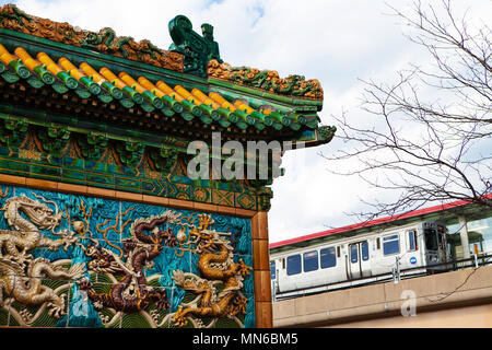 Gate neben Gleisen in der Chinatown Nachbarschaft, Chicago, Illinois, USA Stockfoto