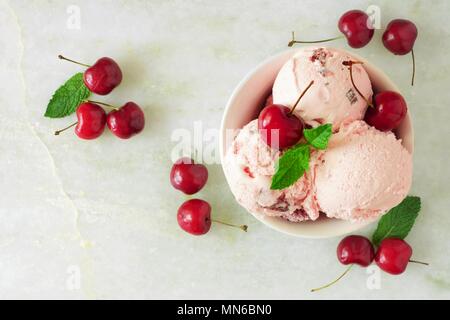 Schüssel mit Cherry Chocolate Ice Cream, oben Blick auf einen weißen Hintergrund Stockfoto